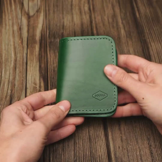 Bifold_Apple_AirTag_Leather_Wallet_Green