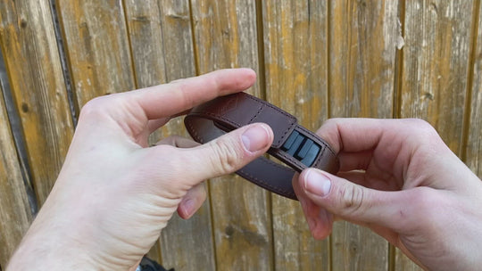 Vie with instructions on how Brompton leather wheel frame strap and trousers strap 2in1 works