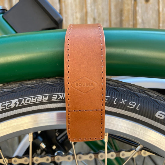 Honey version of Brompton leather wheel frame strap and trousers strap 2in1 detail