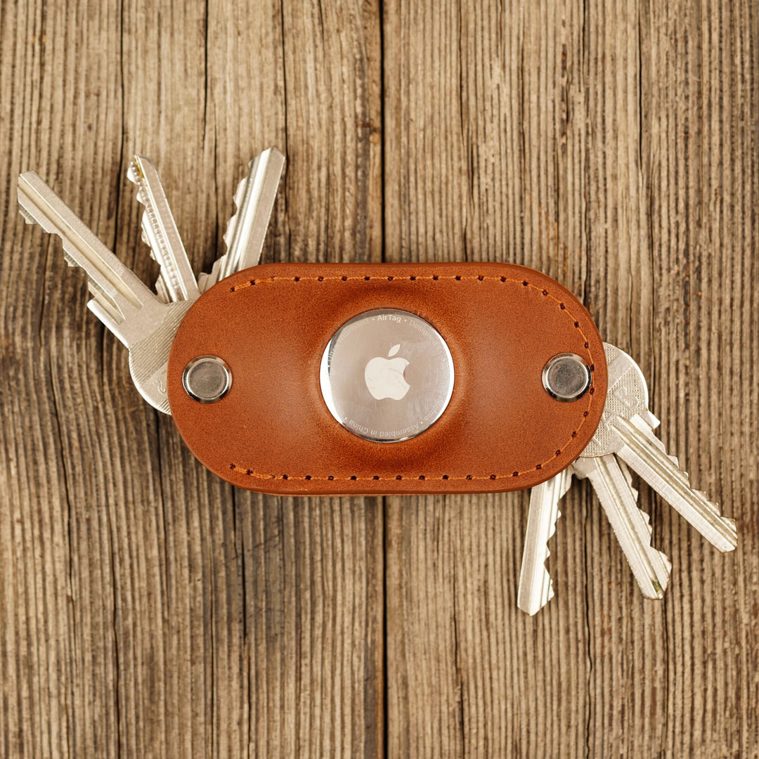 Apple AirTag key organizer Honey keys outside, airtag detail