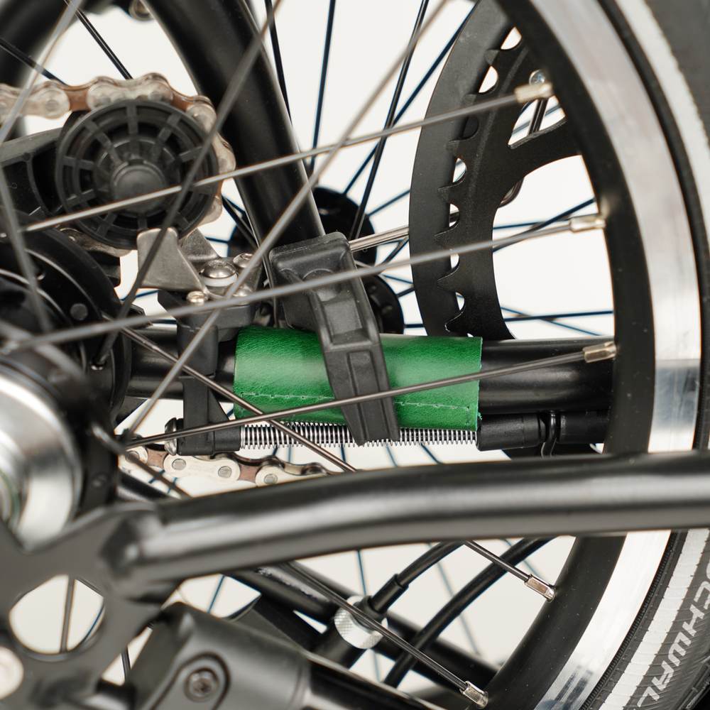 Leather Chain / Hook Protector for Brompton Bicycle - Brompton accessories - Souma Leather green close up