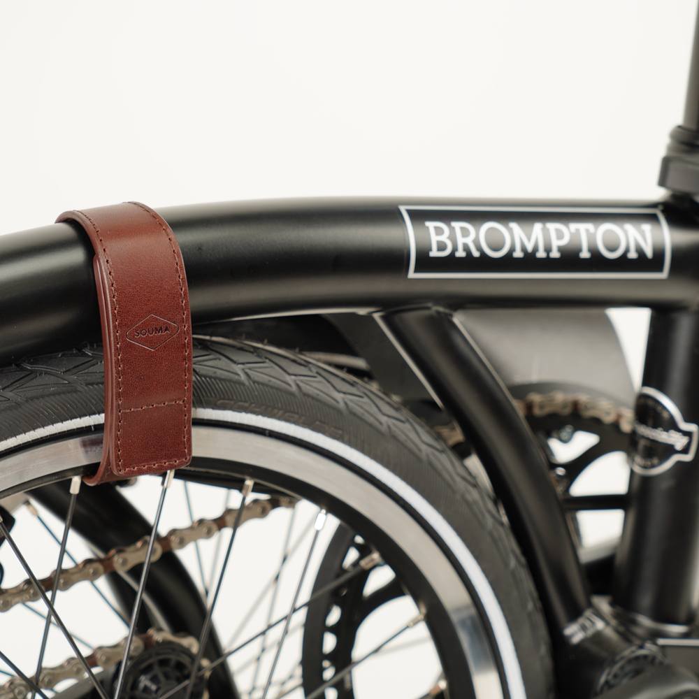 Brown Leather Brompton wheel frame strap and trousers strap 2in1 - Brompton accessories - Souma Leather - close up logo