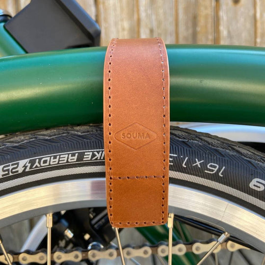 Honey Leather Brompton wheel frame strap and trousers strap 2in1 - Brompton accessories - Souma Leather - close up logo