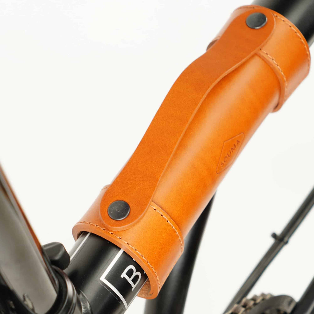 Honey Leather Brompton Carry Handle - Brompton accessories - Souma Leather rivet close-up