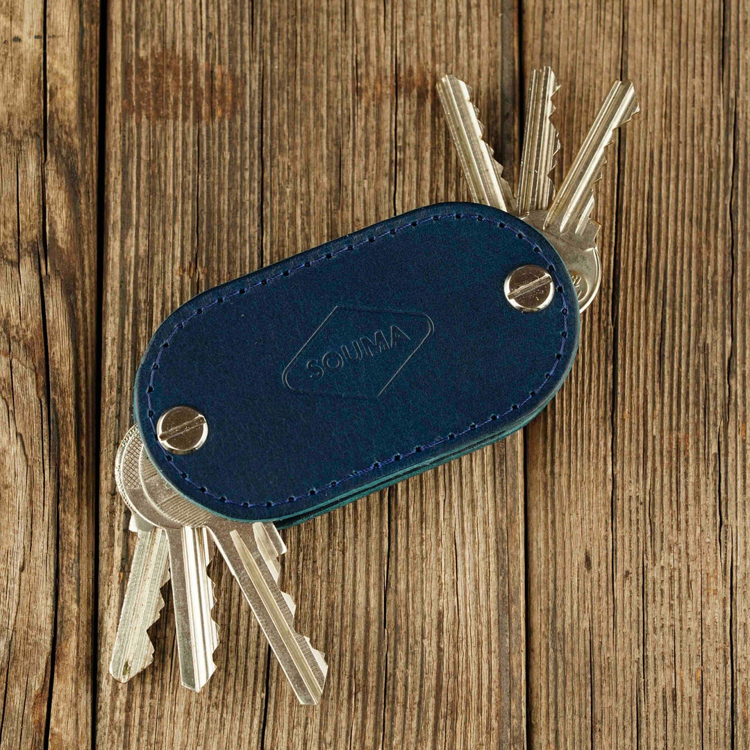 Apple AirTag key organizer Blue keys outside, airtag detail