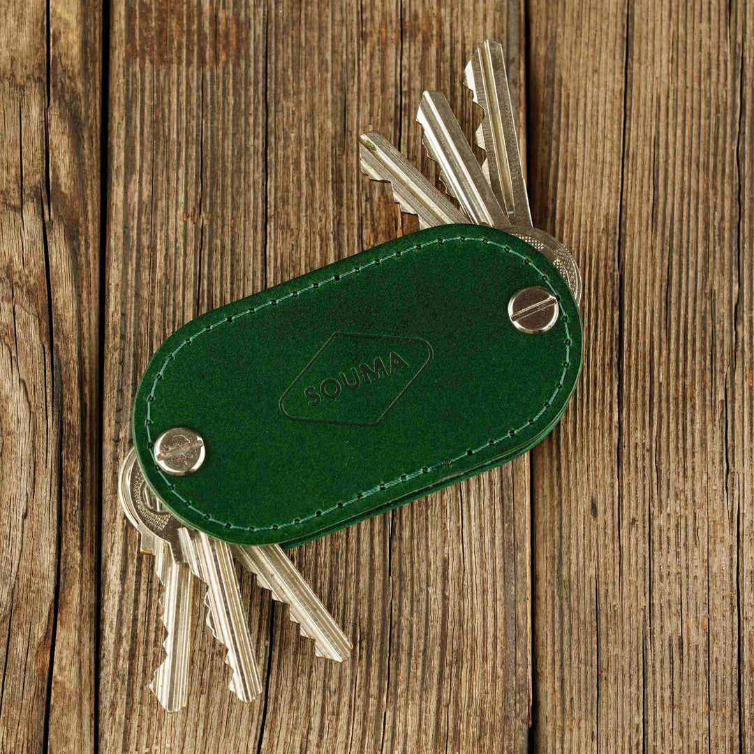 Apple AirTag key organizer Green keys outside, airtag detail