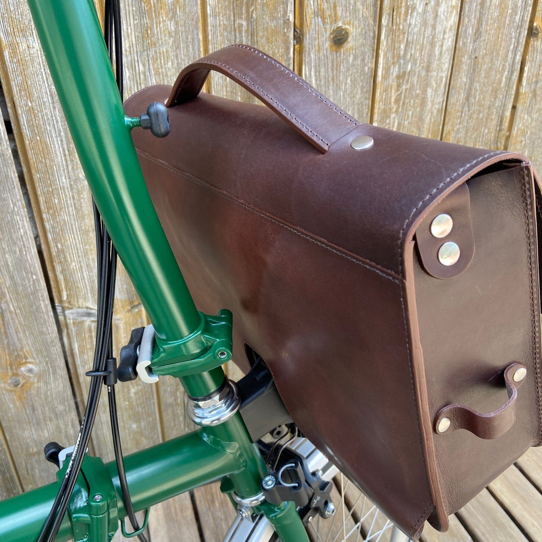 Brompton Bag / Leather Briefcase Souma Leather brown rear back view with green Brompton bicycle