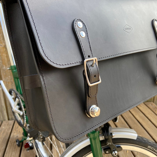 Brompton Bag / Leather Briefcase Souma Leather black closure system and bottom corner detail