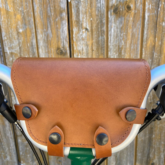 Brompton Bag for handlebars Souma Leather Honey brass close up