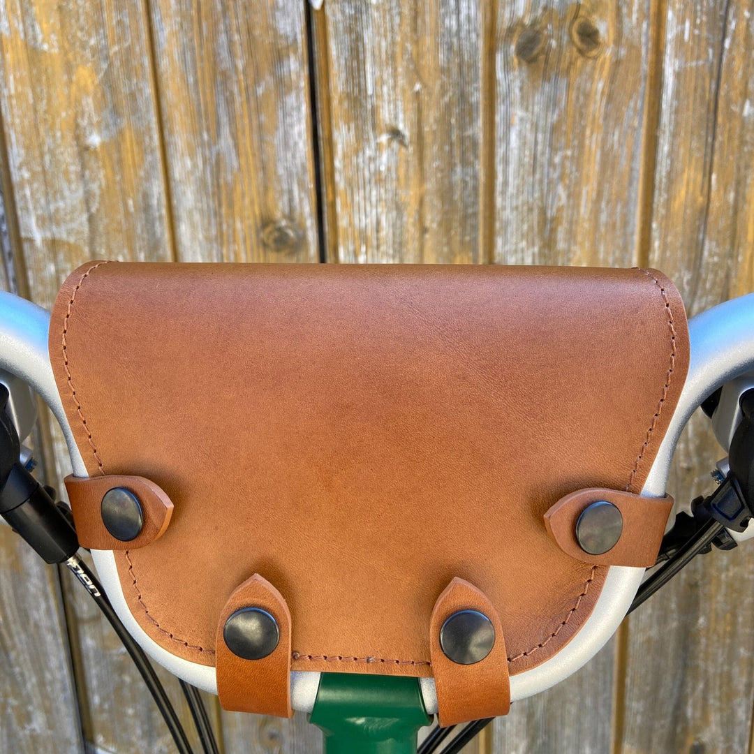 Brompton Bag for handlebars Souma Leather Honey brass close up