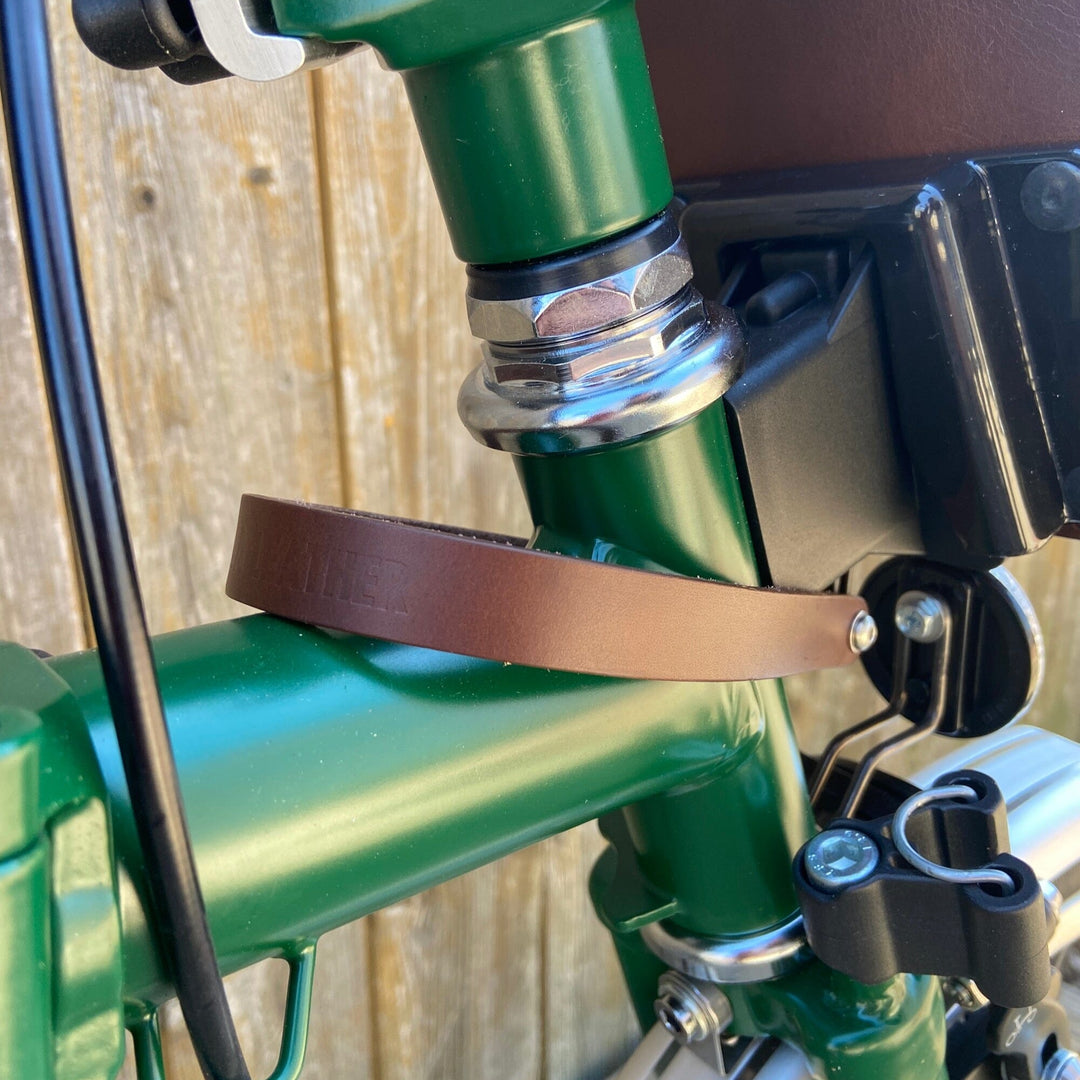 Front carrier block strap for Brompton Souma Leather Brown on racing green Brompton